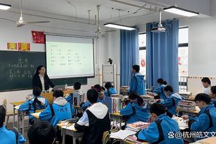 名记：湖人采取五锋线阵容不是哈姆单方面决定 他曾咨询詹眉意见